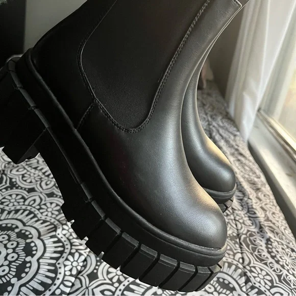 Public Desire Wide Fit Zenya chunky chelsea boots in black - Picture 2 of 5